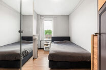 This move-in ready home with no fewer than 5 bedrooms is ideally located in a quiet one-way street, close to a wide range of amenities.

Set on a 476 m&sup2; plot, the property features a pleasant garden with multiple terraces. At the rear, there is also a tw