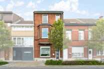 This move-in ready home with no fewer than 5 bedrooms is ideally located in a quiet one-way street, close to a wide range of amenities.

Set on a 476 m&sup2; plot, the property features a pleasant garden with multiple terraces. At the rear, there is also a tw