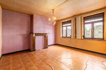 This spacious family home is located near the centre of Vilvoorde and offers no fewer than 5 bedrooms, an additional attic space, a basement and a terrace. Thanks to its generous proportions and multiple floors, the property offers plenty of possibilities