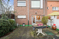 This solid three-bedroom house enjoys an excellent location close to public transport and numerous amenities. A key asset is its easy access to Brussels and the Brussels Ring Road (R0). The property also features a garage and a pleasant garden with terrac