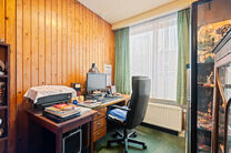 This solid three-bedroom house enjoys an excellent location close to public transport and numerous amenities. A key asset is its easy access to Brussels and the Brussels Ring Road (R0). The property also features a garage and a pleasant garden with terrac