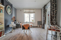 This spacious and centrally located property in the heart of Zaventem offers 3 full-sized bedrooms, with the possibility to create a 4th bedroom, 2 living areas, 2 bathrooms, and a multi-purpose room on the ground floor.
A key highlight is the impressive 