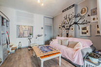 This spacious and centrally located property in the heart of Zaventem offers 3 full-sized bedrooms, with the possibility to create a 4th bedroom, 2 living areas, 2 bathrooms, and a multi-purpose room on the ground floor.
A key highlight is the impressive 