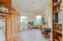 This spacious and centrally located property in the heart of Zaventem offers 3 full-sized bedrooms, with the possibility to create a 4th bedroom, 2 living areas, 2 bathrooms, and a multi-purpose room on the ground floor.
A key highlight is the impressive 