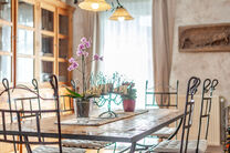 This spacious and centrally located property in the heart of Zaventem offers 3 full-sized bedrooms, with the possibility to create a 4th bedroom, 2 living areas, 2 bathrooms, and a multi-purpose room on the ground floor.
A key highlight is the impressive 