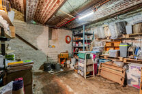 This spacious and centrally located property in the heart of Zaventem offers 3 full-sized bedrooms, with the possibility to create a 4th bedroom, 2 living areas, 2 bathrooms, and a multi-purpose room on the ground floor.
A key highlight is the impressive 