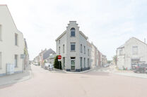 This spacious and centrally located property in the heart of Zaventem offers 3 full-sized bedrooms, with the possibility to create a 4th bedroom, 2 living areas, 2 bathrooms, and a multi-purpose room on the ground floor.
A key highlight is the impressive 