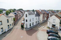 This spacious and centrally located property in the heart of Zaventem offers 3 full-sized bedrooms, with the possibility to create a 4th bedroom, 2 living areas, 2 bathrooms, and a multi-purpose room on the ground floor.
A key highlight is the impressive 