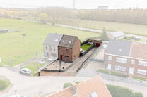 This spacious family home with 3 bedrooms, 2 bathrooms and multiple living areas is ideally located in a rural setting, in a quiet residential area on the border with Grimbergen.
The property combines peaceful surroundings with excellent accessibility to 