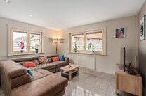 This spacious family home with 3 bedrooms, 2 bathrooms and multiple living areas is ideally located in a rural setting, in a quiet residential area on the border with Grimbergen.
The property combines peaceful surroundings with excellent accessibility to 