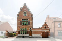 Deze karaktervolle burgerwoning in Vlaamse neotraditionele stijl, met haar statige trapgevel en authentieke elementen, ligt op een royaal perceel van 860 m² in het landelijke Beigem (Grimbergen).

Op het gelijkvloers bevindt zich de inkomhal die toegang 