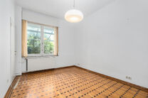 Tweegezinswoning bestaande uit een appartement en een duplex appartement, met garage, tuin en terrassen.
Het gebouw heeft in totaal 8 slaapkamers en 3 badkamers.

INDELING:
Op de eerste verdieping bevindt zich een appartement met &eacute;&eacute;n slaapkamer en een t