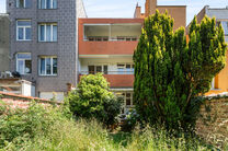 Tweegezinswoning bestaande uit een appartement en een duplex appartement, met garage, tuin en terrassen.
Het gebouw heeft in totaal 8 slaapkamers en 3 badkamers.

INDELING:
Op de eerste verdieping bevindt zich een appartement met &eacute;&eacute;n slaapkamer en een t