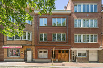 Tweegezinswoning bestaande uit een appartement en een duplex appartement, met garage, tuin en terrassen.
Het gebouw heeft in totaal 8 slaapkamers en 3 badkamers.

INDELING:
Op de eerste verdieping bevindt zich een appartement met &eacute;&eacute;n slaapkamer en een t