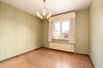 Deze ruime gezinswoning met 5 slaapkamers en 2 badkamers is gelegen in een gegeerde en residenti&euml;le woonwijk in Grimbergen, in een rustige doodlopende straat. De woning beschikt over een praktische indeling, mooie volumes en een ruime garage met kelder d