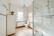 Deze verzorgde en ruime gezinswoning met 4 slaapkamers en 2 badkamers is gelegen in een rustige, residenti&euml;le en autoluwe wijk, op een mooi perceel van 9a 12ca met een gunstige zuidoostelijke ori&euml;ntatie. Dankzij deze ori&euml;ntatie geniet u hier de hele da