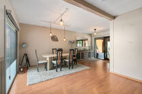 Deze gezinswoning met 4 slaapkamers en 2 badkamers is gelegen in een rustige, residenti&euml;le wijk met weinig verkeer.&nbsp;
De woning beschikt over een ruime, zuidwestelijk geori&euml;nteerde tuin met een groen en landelijk uitzicht.&nbsp;
Dankzij de gunstige ligging 