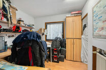 Deze gezinswoning met 4 slaapkamers en 2 badkamers is gelegen in een rustige, residenti&euml;le wijk met weinig verkeer.&nbsp;
De woning beschikt over een ruime, zuidwestelijk geori&euml;nteerde tuin met een groen en landelijk uitzicht.&nbsp;
Dankzij de gunstige ligging 