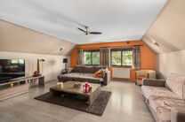 Deze gezinswoning met 4 slaapkamers en 2 badkamers is gelegen in een rustige, residenti&euml;le wijk met weinig verkeer.&nbsp;
De woning beschikt over een ruime, zuidwestelijk geori&euml;nteerde tuin met een groen en landelijk uitzicht.&nbsp;
Dankzij de gunstige ligging 