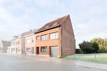 Deze instapklare en energiezuinige gezinswoning met 4 tot 5 slaapkamers bevindt zich in het landelijke Humbeek, deelgemeente van Grimbergen, op een mooi perceel van 711 m&sup2;. De woning beschikt over een inpandige garage en een polyvalente ruimte op het gel