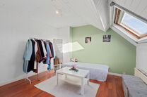 Deze instapklare en energiezuinige gezinswoning met 4 tot 5 slaapkamers bevindt zich in het landelijke Humbeek, deelgemeente van Grimbergen, op een mooi perceel van 711 m&sup2;. De woning beschikt over een inpandige garage en een polyvalente ruimte op het gel