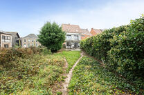 Deze instapklare en energiezuinige gezinswoning met 4 tot 5 slaapkamers bevindt zich in het landelijke Humbeek, deelgemeente van Grimbergen, op een mooi perceel van 711 m&sup2;. De woning beschikt over een inpandige garage en een polyvalente ruimte op het gel