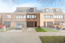 Deze ruime instapklare woning beschikt over 2 ruime slaapkamers en 1 badkamer en is gelegen op een perceel van 1a 55ca met een tuin. De woning bevindt zich in een residenti&euml;le woonwijk.

INDELING:
Op het gelijkvloers bevindt zich een ruime garage met ele