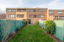 Deze ruime instapklare woning beschikt over 2 ruime slaapkamers en 1 badkamer en is gelegen op een perceel van 1a 55ca met een tuin. De woning bevindt zich in een residenti&euml;le woonwijk.

INDELING:
Op het gelijkvloers bevindt zich een ruime garage met ele