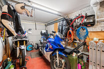 Deze ruime instapklare woning beschikt over 2 ruime slaapkamers en 1 badkamer en is gelegen op een perceel van 1a 55ca met een tuin. De woning bevindt zich in een residenti&euml;le woonwijk.

INDELING:
Op het gelijkvloers bevindt zich een ruime garage met ele