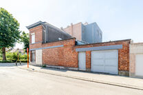 Deze hoekwoning met 3 slaapkamers en garage is centraal gelegen, op wandelafstand van de dorpskern van Machelen.

INDELING:
Op het gelijkvloers bevindt zich de voormalige slagerswinkel. Verder vindt u een ruime eetkamer of bureau aan de voorzijde, een woo