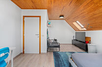 Deze ruime villa met maar liefst 5 slaapkamers en 3 badkamers is gelegen in een residenti&euml;le woonwijk, op een perceel van 15a85ca.

Bij het betreden van de woning komt men in de inkomhal met apart gastentoilet. In 2002 werd de woning uitgebreid met een a
