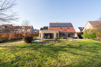 Deze ruime villa met maar liefst 5 slaapkamers en 3 badkamers is gelegen in een residenti&euml;le woonwijk, op een perceel van 15a85ca.

Bij het betreden van de woning komt men in de inkomhal met apart gastentoilet. In 2002 werd de woning uitgebreid met een a