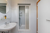 Deze ruime villa met maar liefst 5 slaapkamers en 3 badkamers is gelegen in een residenti&euml;le woonwijk, op een perceel van 15a85ca.

Bij het betreden van de woning komt men in de inkomhal met apart gastentoilet. In 2002 werd de woning uitgebreid met een a