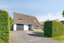 Deze gezinswoning met 3 slaapkamers, garage en tuin bevindt zich op een perceel van 5a94ca in een gezellige en rustige verkaveling, op een uitstekende locatie nabij het befaamde Kasteel en Park Kruikenburg.

INDELING:
Op de gelijkvloerse verdieping betree