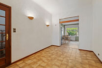 Deze woning met drie ruime slaapkamers en tuin is uitstekend gelegen woning nabij het centrum van Vilvoorde met tal van voorzieningen in de nabijheid.

INDELING:
Op het gelijkvloers betreden we de woning via een inkomhal met trap naar de eerste verdieping