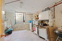 Deze woning met drie ruime slaapkamers en tuin is uitstekend gelegen woning nabij het centrum van Vilvoorde met tal van voorzieningen in de nabijheid.

INDELING:
Op het gelijkvloers betreden we de woning via een inkomhal met trap naar de eerste verdieping