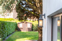 Deze instapklare gezinswoning met 3 slaapkamers is uitstekend gelegen in het landelijke Koningslo en combineert een rustige, residenti&euml;le omgeving met een vlotte bereikbaarheid richting zowel Vlaanderen als het Brussels Gewest.

De woning is gebouwd op e