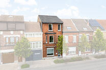 Deze instapklare woning met maar liefst 5 slaapkamers is uitstekend gelegen in een rustige &eacute;&eacute;nrichtingsstraat, op korte afstand van tal van voorzieningen.
Gelegen op een perceel van 4a 76ca, geniet de woning van een aangename tuin met meerdere terrassen