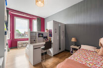 Deze instapklare woning met maar liefst 5 slaapkamers is uitstekend gelegen in een rustige &eacute;&eacute;nrichtingsstraat, op korte afstand van tal van voorzieningen.
Gelegen op een perceel van 4a 76ca, geniet de woning van een aangename tuin met meerdere terrassen