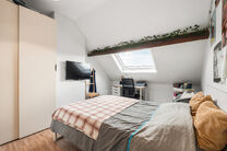 Deze instapklare woning met maar liefst 5 slaapkamers is uitstekend gelegen in een rustige &eacute;&eacute;nrichtingsstraat, op korte afstand van tal van voorzieningen.
Gelegen op een perceel van 4a 76ca, geniet de woning van een aangename tuin met meerdere terrassen