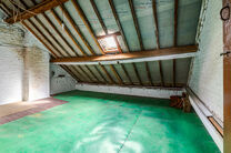 Deze ruime gezinswoning is gelegen nabij het centrum van Vilvoorde en beschikt over maar liefst 5 slaapkamers, een kelder en een terras. Dankzij de royale volumes en verschillende verdiepingen biedt de woning heel wat mogelijkheden voor wie op zoek is naa