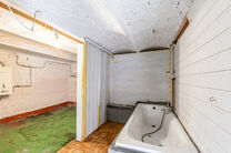 Deze ruime gezinswoning is gelegen nabij het centrum van Vilvoorde en beschikt over maar liefst 5 slaapkamers, een kelder en een terras. Dankzij de royale volumes en verschillende verdiepingen biedt de woning heel wat mogelijkheden voor wie op zoek is naa