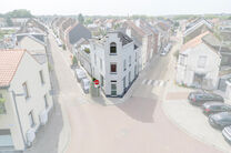 Deze ruime en centraal gelegen woning in het hart van Zaventem biedt 3 volwaardige slaapkamers, met mogelijkheid tot het cre&euml;ren van een 4de slaapkamer, 2 leefruimtes, 2 badkamers en een polyvalente ruimte op het gelijkvloers.
Een absolute troef is het s