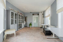 Deze ruime en centraal gelegen woning in het hart van Zaventem biedt 3 volwaardige slaapkamers, met mogelijkheid tot het cre&euml;ren van een 4de slaapkamer, 2 leefruimtes, 2 badkamers en een polyvalente ruimte op het gelijkvloers.
Een absolute troef is het s