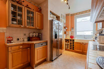 Deze ruime en centraal gelegen woning in het hart van Zaventem biedt 3 volwaardige slaapkamers, met mogelijkheid tot het cre&euml;ren van een 4de slaapkamer, 2 leefruimtes, 2 badkamers en een polyvalente ruimte op het gelijkvloers.
Een absolute troef is het s