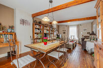 Deze ruime en centraal gelegen woning in het hart van Zaventem biedt 3 volwaardige slaapkamers, met mogelijkheid tot het cre&euml;ren van een 4de slaapkamer, 2 leefruimtes, 2 badkamers en een polyvalente ruimte op het gelijkvloers.
Een absolute troef is het s