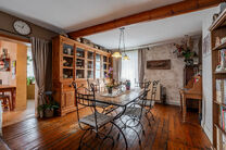 Deze ruime en centraal gelegen woning in het hart van Zaventem biedt 3 volwaardige slaapkamers, met mogelijkheid tot het cre&euml;ren van een 4de slaapkamer, 2 leefruimtes, 2 badkamers en een polyvalente ruimte op het gelijkvloers.
Een absolute troef is het s