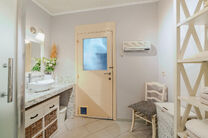 Deze ruime en centraal gelegen woning in het hart van Zaventem biedt 3 volwaardige slaapkamers, met mogelijkheid tot het cre&euml;ren van een 4de slaapkamer, 2 leefruimtes, 2 badkamers en een polyvalente ruimte op het gelijkvloers.
Een absolute troef is het s