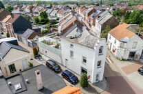 Deze ruime en centraal gelegen woning in het hart van Zaventem biedt 3 volwaardige slaapkamers, met mogelijkheid tot het cre&euml;ren van een 4de slaapkamer, 2 leefruimtes, 2 badkamers en een polyvalente ruimte op het gelijkvloers.
Een absolute troef is het s