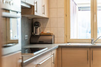 Deze ruime gezinswoning met 3 slaapkamers, 2 badkamers en meerdere leefruimtes is landelijk gelegen in een rustige,
residenti&euml;le woonwijk op de grens met Grimbergen.
De woning combineert een aangename rust met een vlotte bereikbaarheid richting omliggend